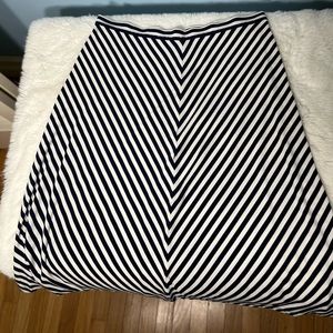 TAHARI striped Skirt size small you will love